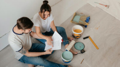 Мастер подбирает цвет краски для покраски