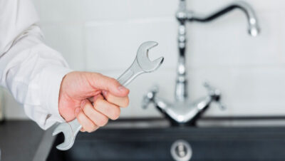 Мастер меняет смеситель на куне