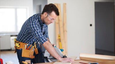 Плотник делает обустройство в доме