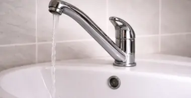 Вода идет рывками из смесителя — как устранить проблему