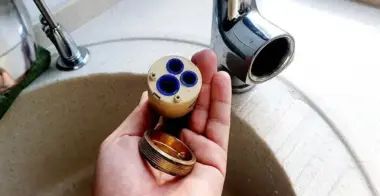 Замена картриджа смесителя