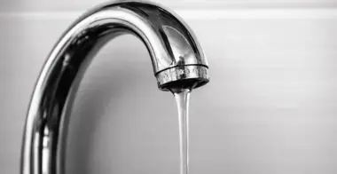 Слабый напор воды в смесителе — причины и решение 🚿