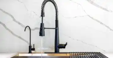 Установка кухонного смесителя