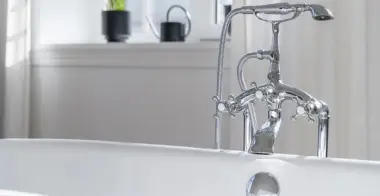 Установка смесителя в ванной