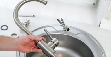 Установка смесителя на мойку