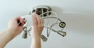 Установка люстры