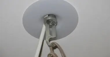 Установка люстры на крюк