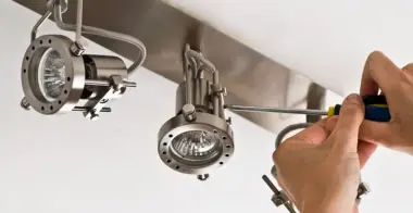 Установка трековых светильников